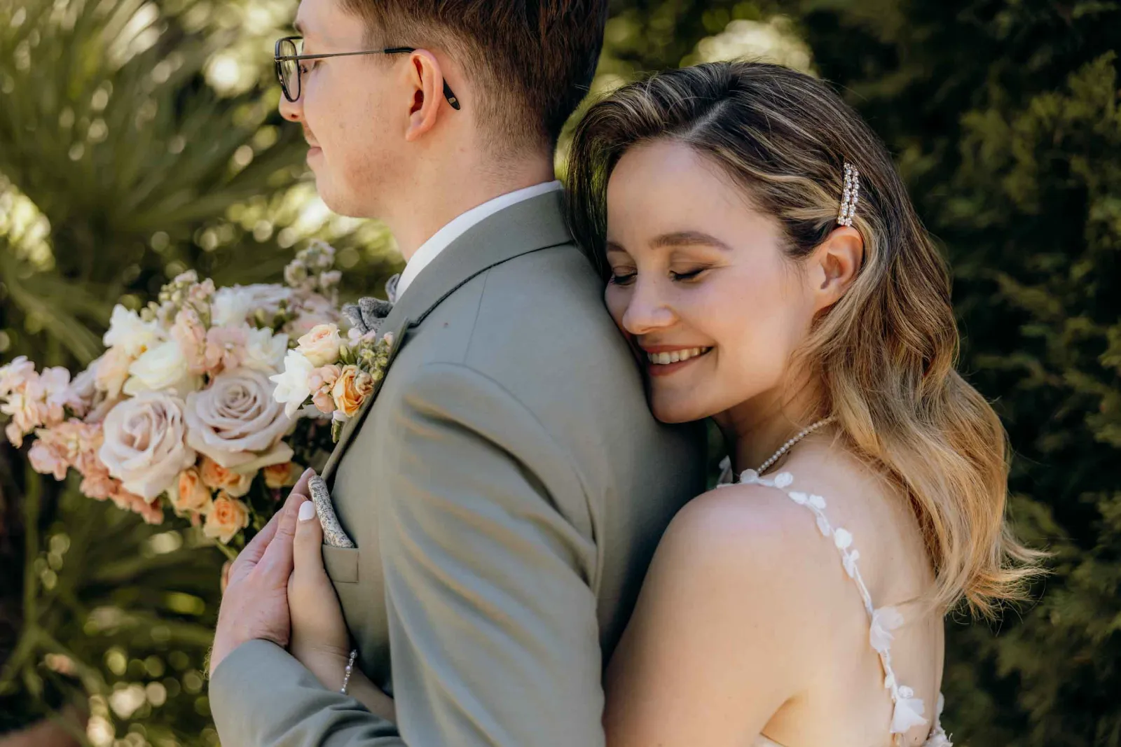 Ein Brautpaar hält sich beim First Look kurz vor Hochzeit eng umschlungen und wird dabei von mir als Hochzeitsfotograf München begleitet.