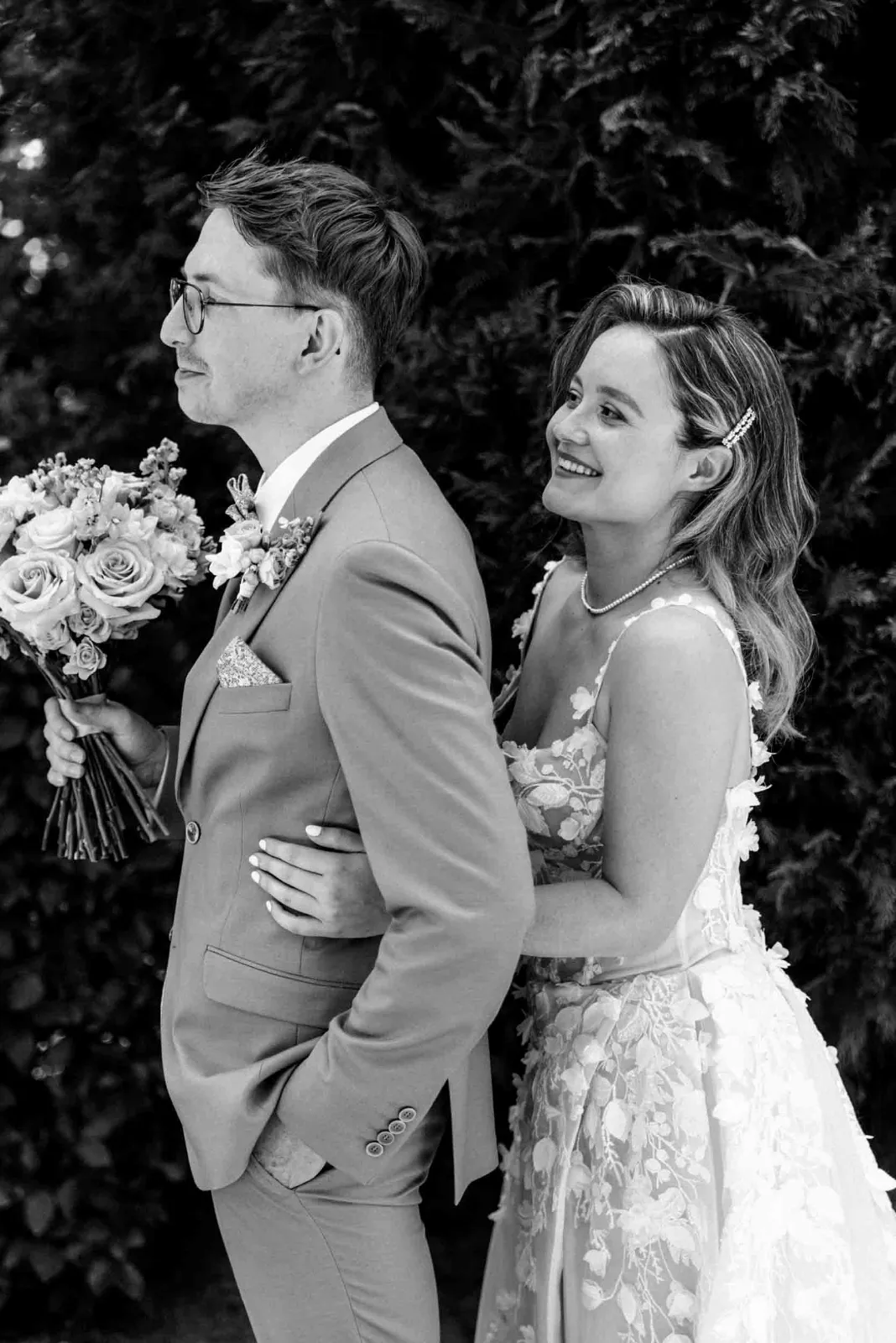 Ein Brautpaar hält sich beim First Look kurz vor Hochzeit eng umschlungen und wird dabei von mir als Hochzeitsfotograf München begleitet.