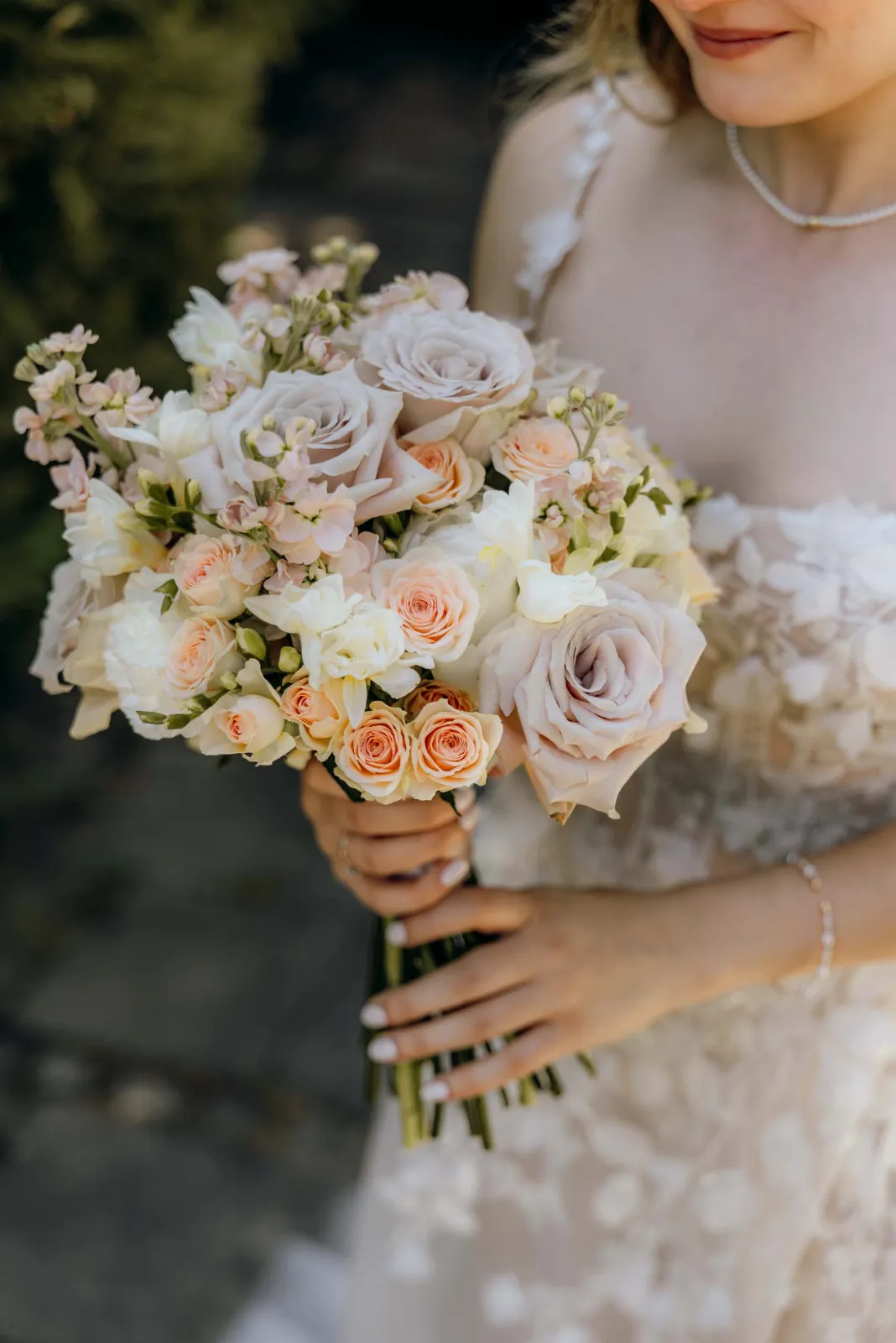 Als Hochzeitsfotograf München halte ich die Braut mit ihrem zarten Blumenstrauß aus Rosen und hellen Blüten in der Alten Gärtnerei Taufkirchen fest.