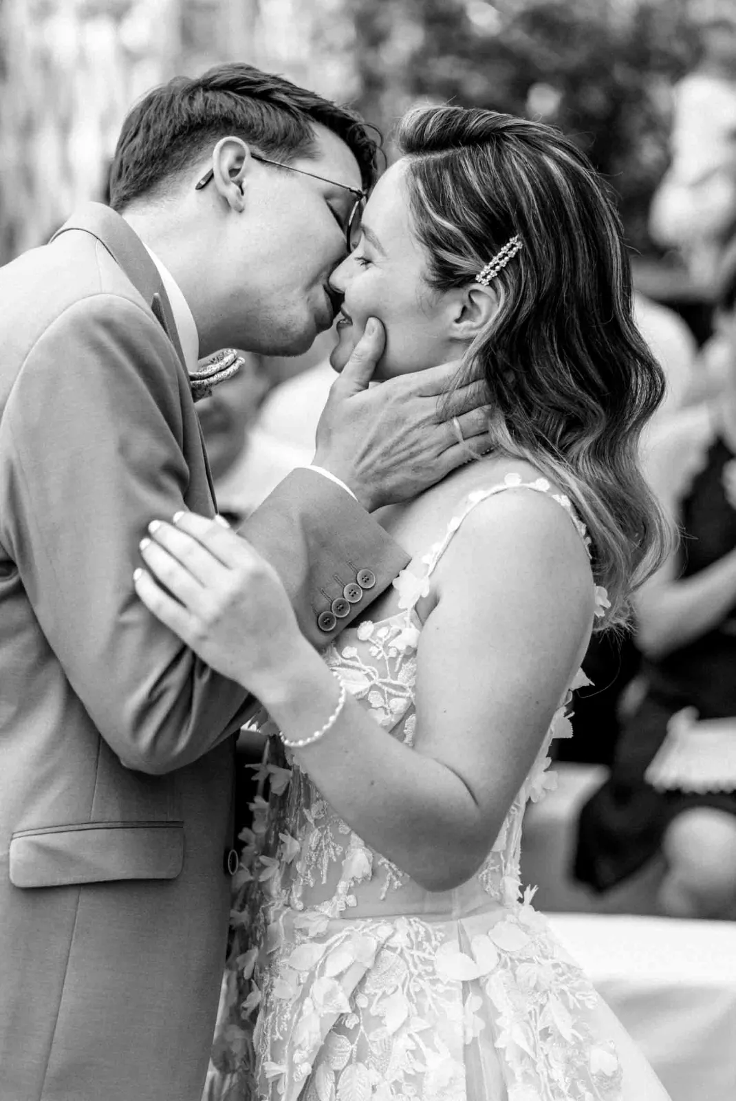 Ein Brautpaar küsst sich innig, während ich als Hochzeitsfotograf München diesen intimen Moment der beiden an ihrem Hochzeitstag festhalte in der alten Gärtnerei in Taufkirchen bei München.