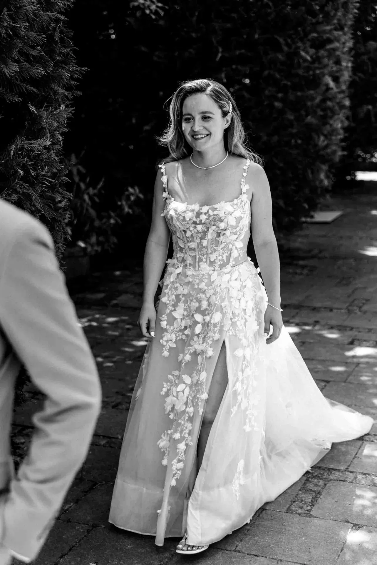 Die Braut strahlt glücklich bei ihrem First Look im Rahmen einer kleinen Hochzeit, festgehalten in einer authentischen Hochzeitsreportage.