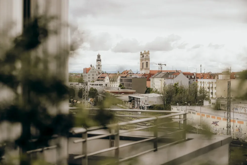 Aussicht über München mit Gebäuden und Kirchtürmen bei einer standesamtlichen Hochzeit, fotografiert von MOKATI
