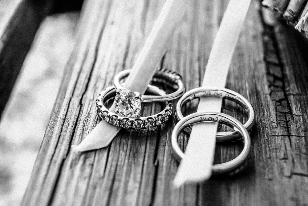 Drei Eheringe und ein Verlobungsring mit Diamanten. Hochzeitsfotograf MOKATI