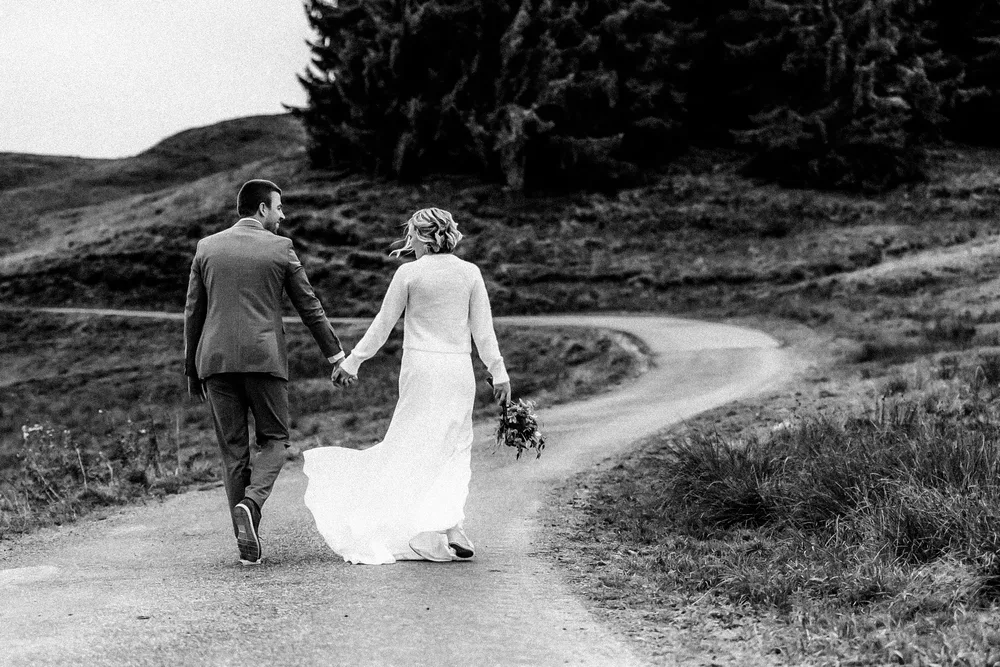 Brautpaar auf einem Bergweg im Allgäu, Foto und Film von einer Person
