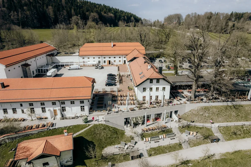 Schwarz-Weiß-Aufnahme von Eheringen auf einer Blume bei einer Hochzeit am Tegernsee