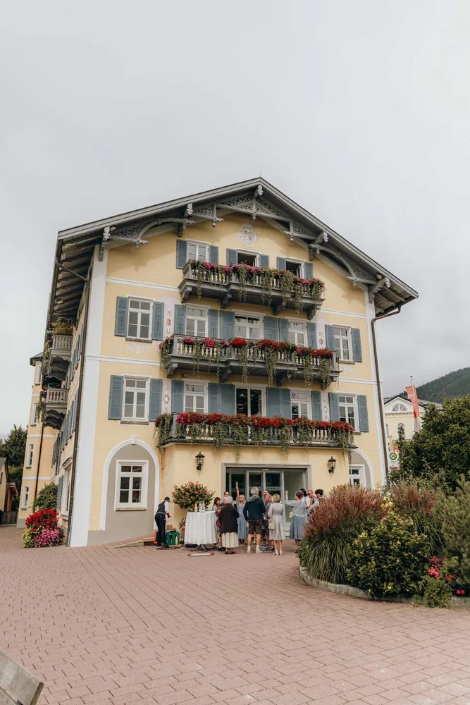 Brautpaar geht vor dem Hubertus-Hof in der Tegernsee-Region