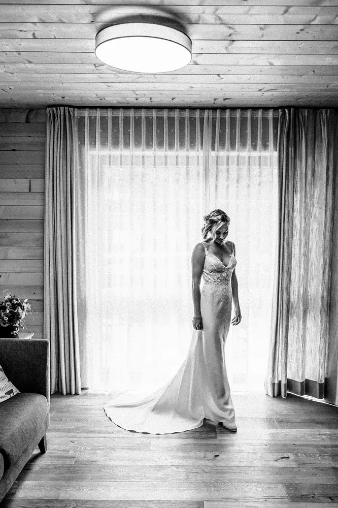 Schwarz-Weiß-Foto einer Braut in einem langen Hochzeitskleid. Hochzeitsfotograf MOKATI