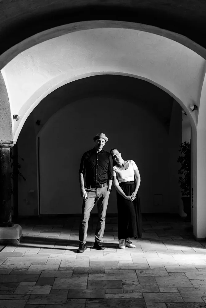 Claudia und Andy von MOKATI Fotos und Film OHG im Innenhof als Hochzeitsfotografen aus München