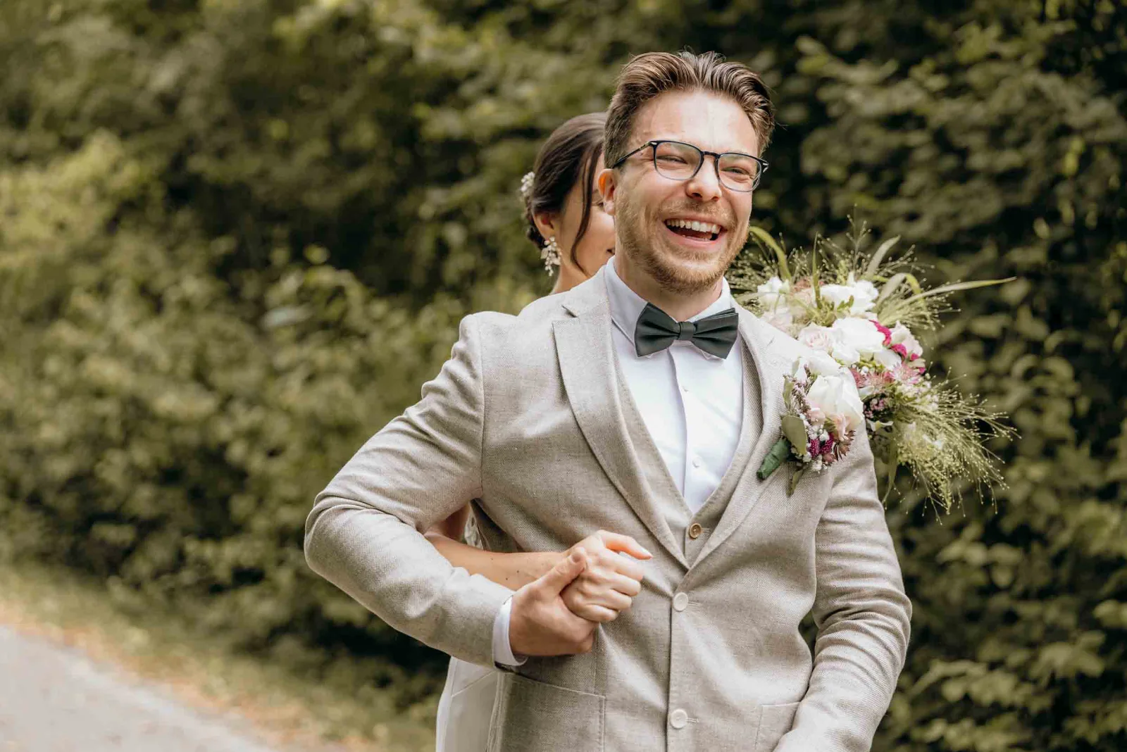 Ein Brautpaar lacht herzlich beim First Look vor Aufregung, fotografiert von MOKATI als Hochzeitsfotograf München.