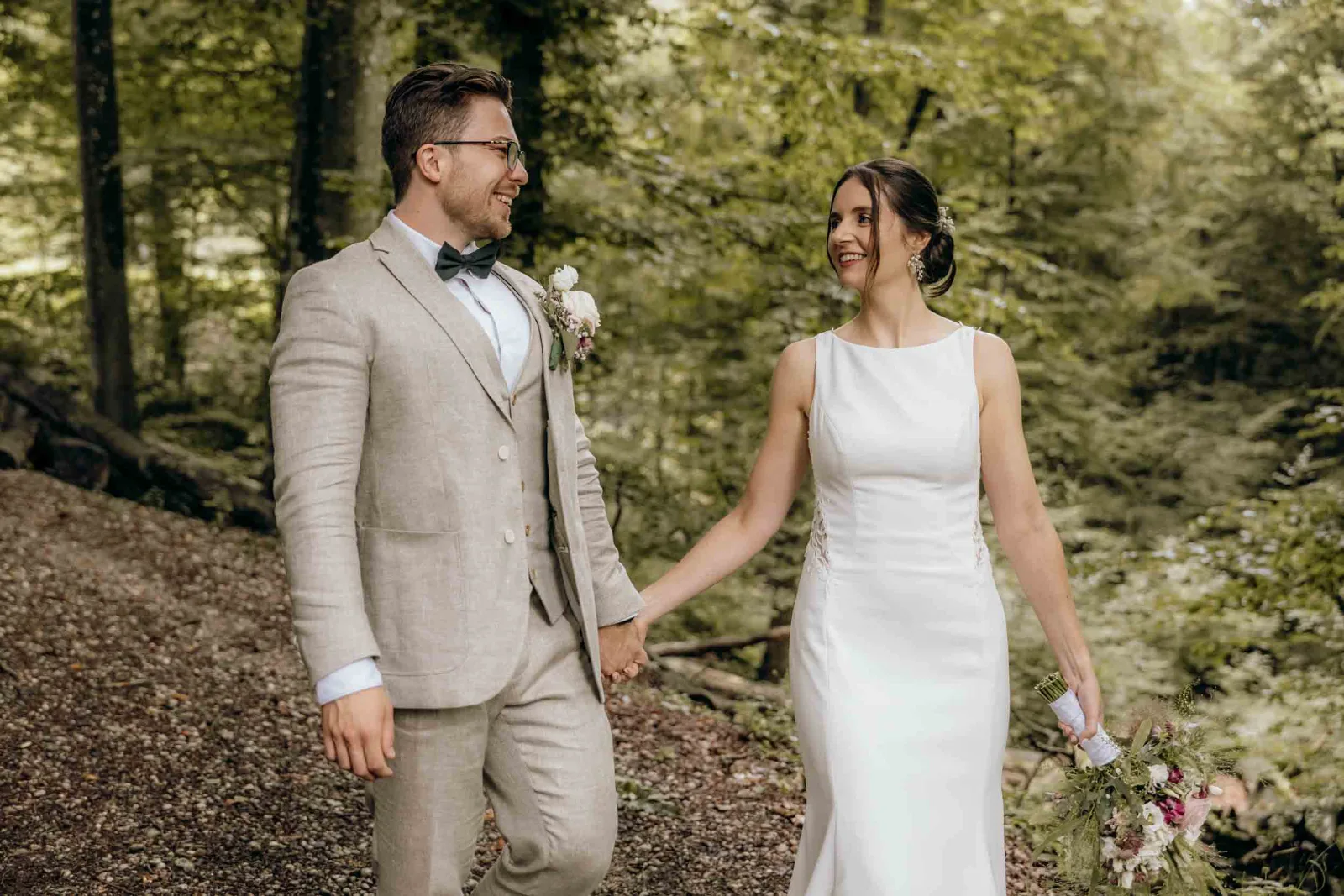 Hochzeitsfotograf München begleite ich das Brautpaar bei einem entspannten Spaziergang durch den Wald.