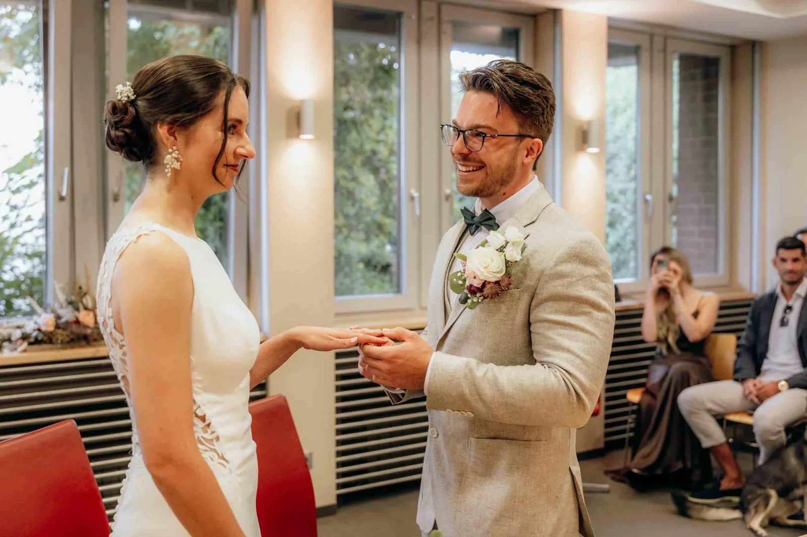 Ein Brautpaar tauscht während der standesamtlichen Trauung in Poing die Ringe, begleitet von mir als Hochzeitsfotograf München bei diesem persönlichen Moment.
