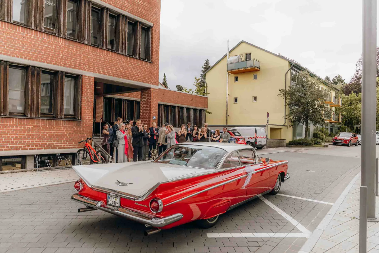 Hochzeitsfotograf München begleite ich das Brautpaar nach der standesamtlichen Trauung in Poing bei der Ankunft im Rathauses mit ihrem Oldtimer.