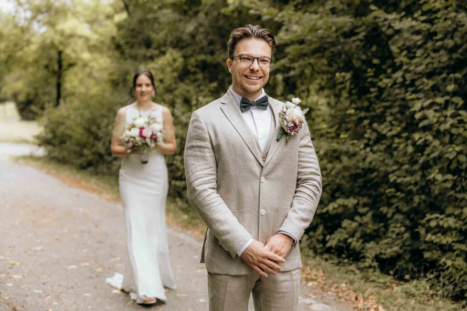 Hochzeitsfotograf München begleite ich das Paar bei einem First Look in Ebersberg, bei dem sich der Bräutigam freudig zu seiner Braut umdreht.