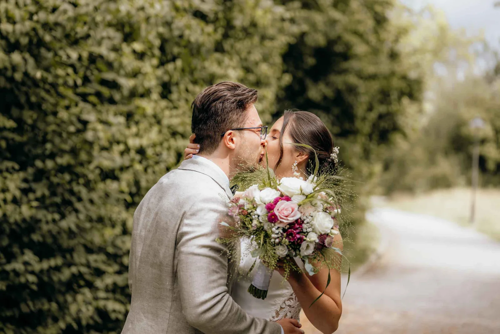 Hochzeitsfotograf München begleite ich das Brautpaar bei einem innigen Moment des First Looks im Grünen.