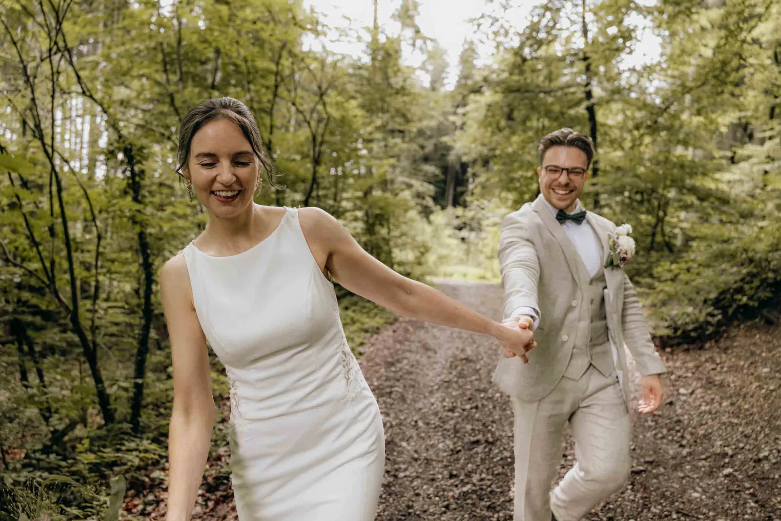 Als Hochzeitsfotograf München begleite ich das glückliche Paar bei einem entspannten Spaziergang durch den Wald.