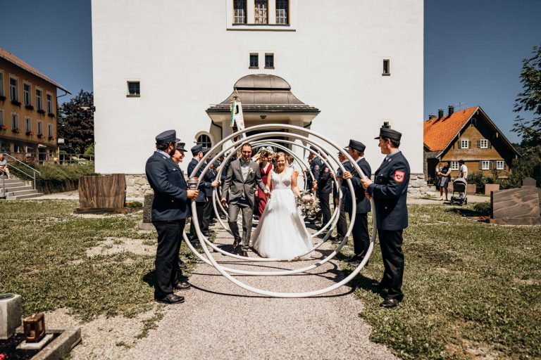 Hochzeitsfotograf München macht Fotos vom Brautpaar im Allgäu bei Auszug aus der Kirche